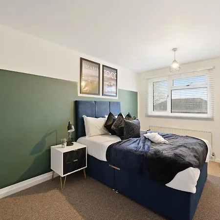 20 Percent Off! Large Spacious Abode With Games Room! Bristol