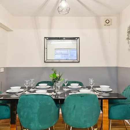 Holiday home 20 Percent Off! Large Spacious Abode With Games Room! *
