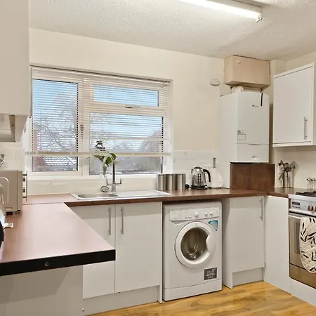 Holiday home 20 Percent Off! Large Spacious Abode With Games Room!