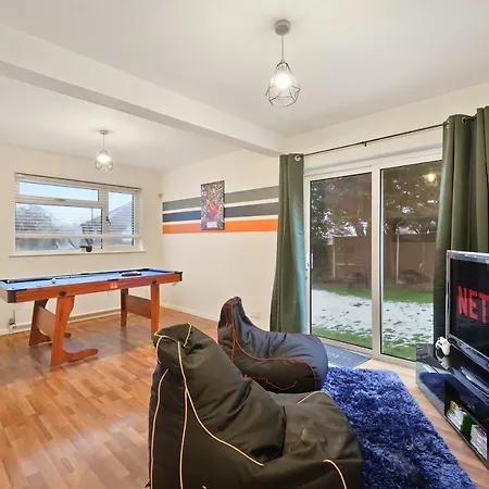 20 Percent Off! Large Spacious Abode With Games Room! * Bristol