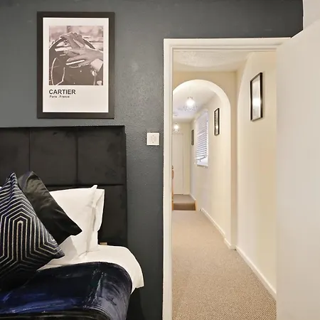20 Percent Off! Large Spacious Abode With Games Room! Nyaraló Bristol
