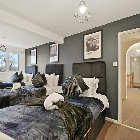 20 Percent Off! Large Spacious Abode With Games Room! Bristol