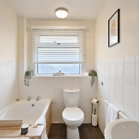20 Percent Off! Large Spacious Abode With Games Room! *
