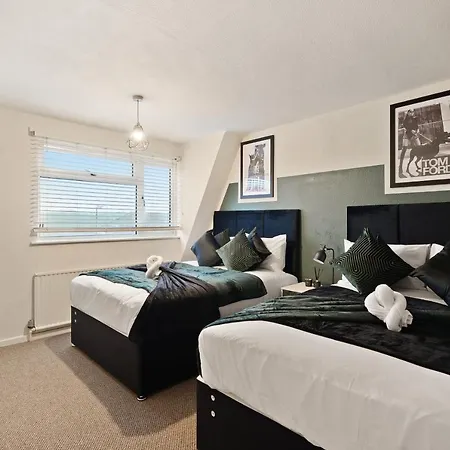 20 Percent Off! Large Spacious Abode With Games Room! *