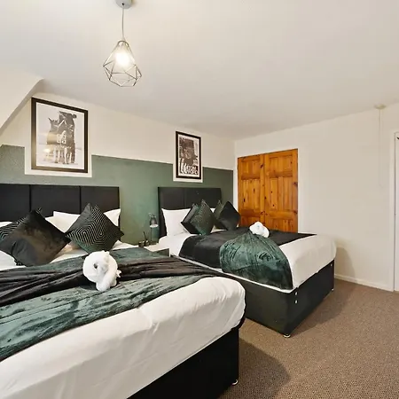20 Percent Off! Large Spacious Abode With Games Room!